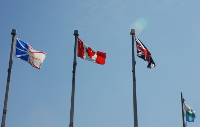 Et si on ajoutait un drapeau français, à la frontière du Québec? Celle de Terre-Neuve arbore fièrement le Union Jack... – Crédit photo: ©Gary Lawrence